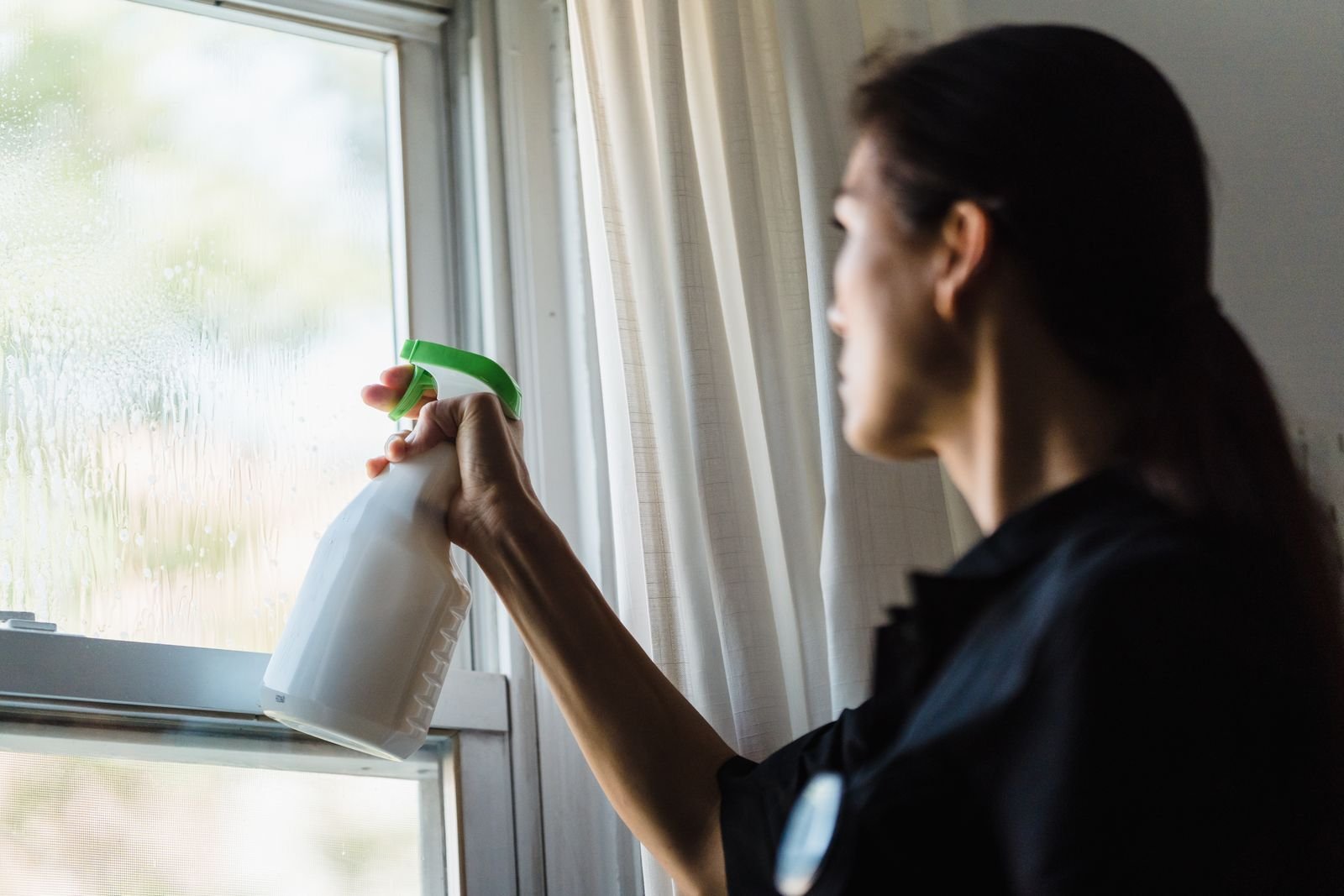 Vindusvask med sprayflaske i et lyst rom